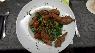 Feldsalat an Roastbeefstreifen